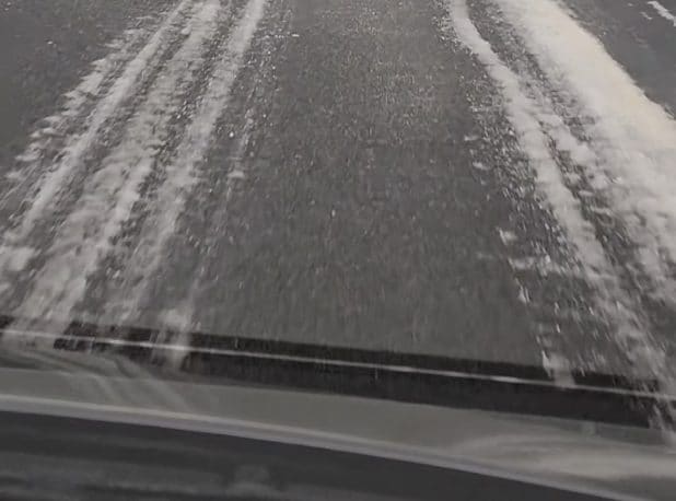 La strada ghiacciata in autostrada A1, foto dal video di Facebook.