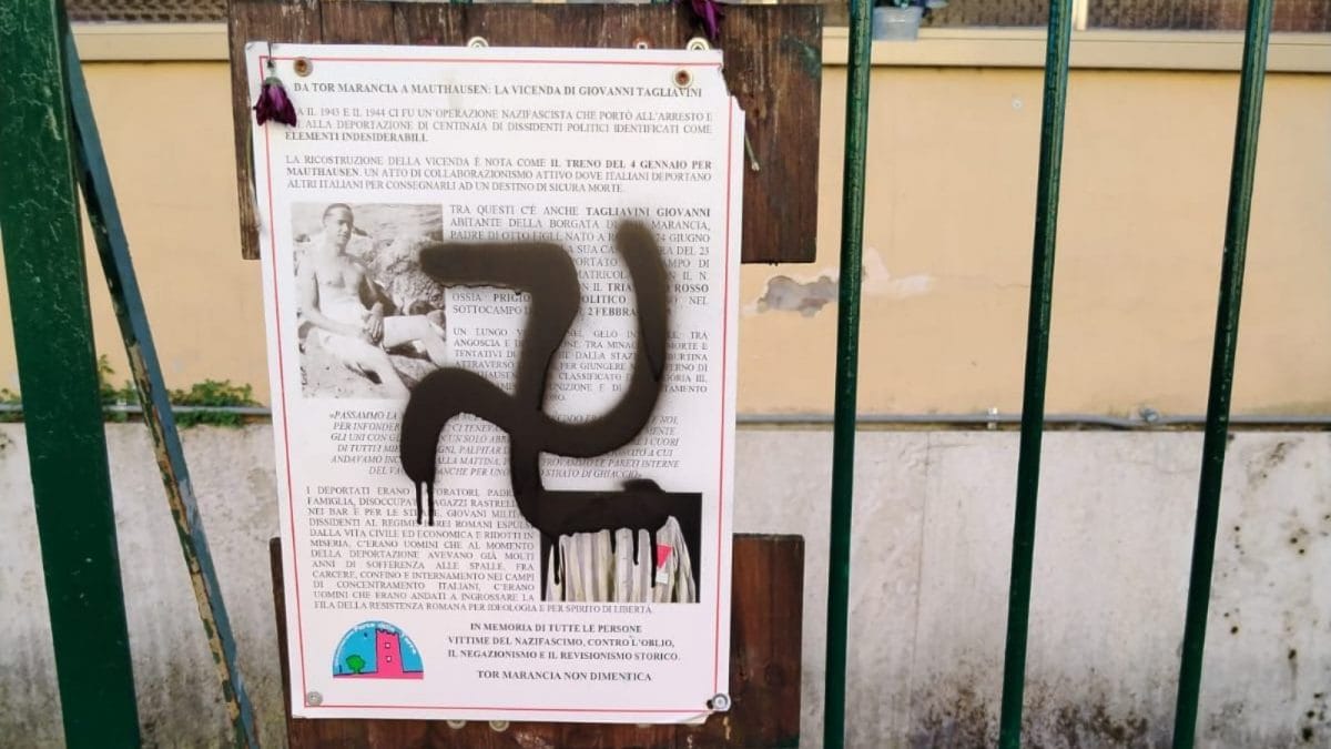 La svastica disegnata sulla targa per Giovanni Tagliavini (da Facebook)