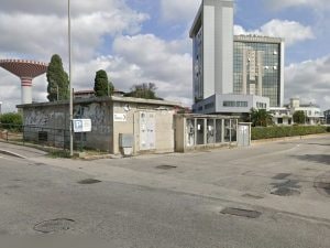 Muore folgorato mentre ruba cavi in una cabina elettrica a Pomezia: cadavere abbandonato dai complici