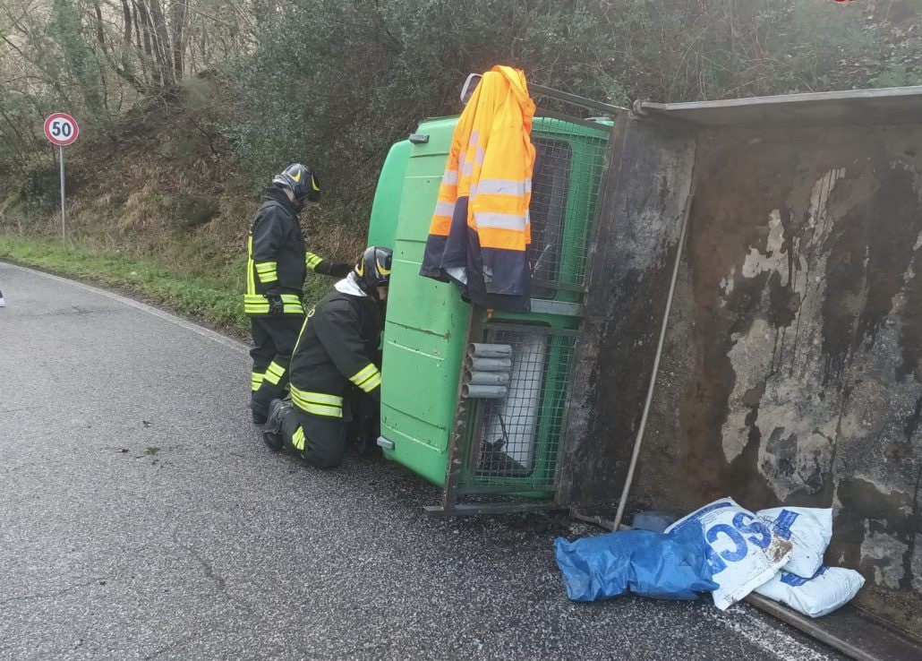 I vigili del fuoco al lavoro ad Allumiere
