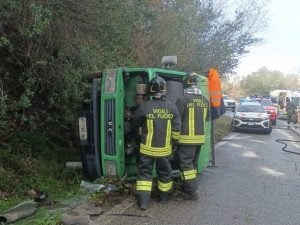 Furgone si ribalta e finisce fuori strada, conducente estratto dalle lamiere e soccorso con l’eliambulanza