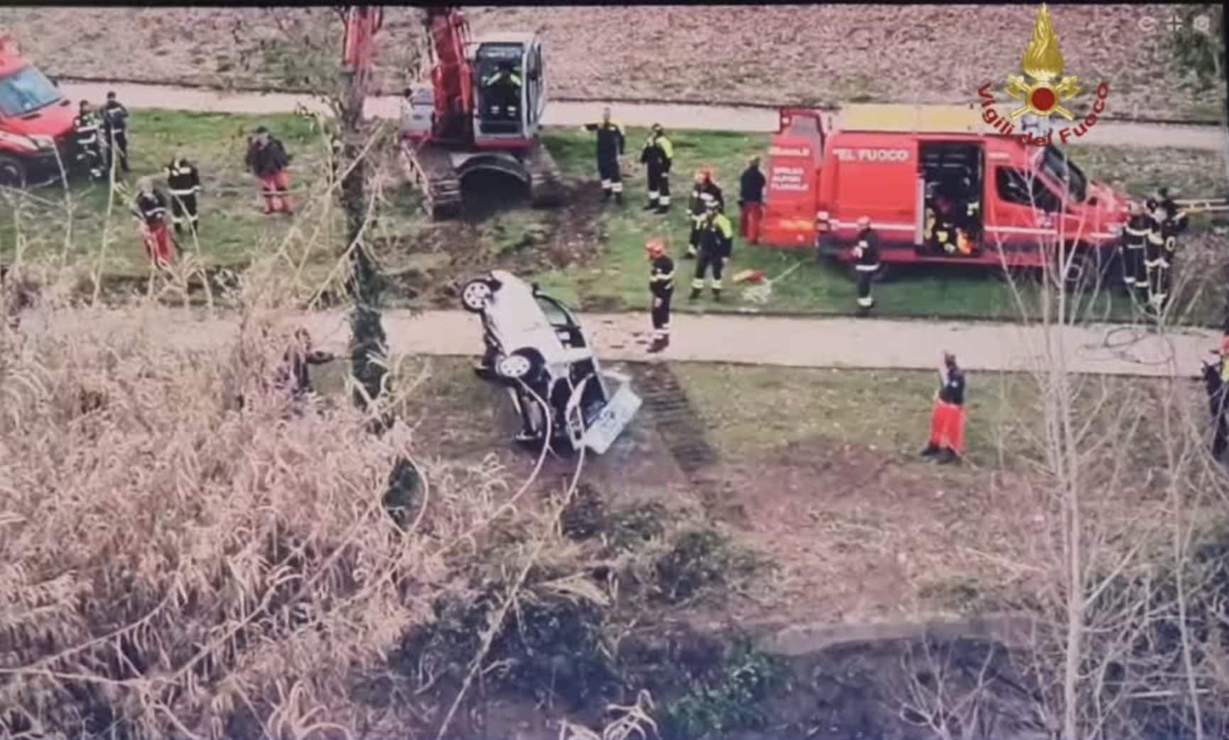 L’auto recuperata e riportata a riva