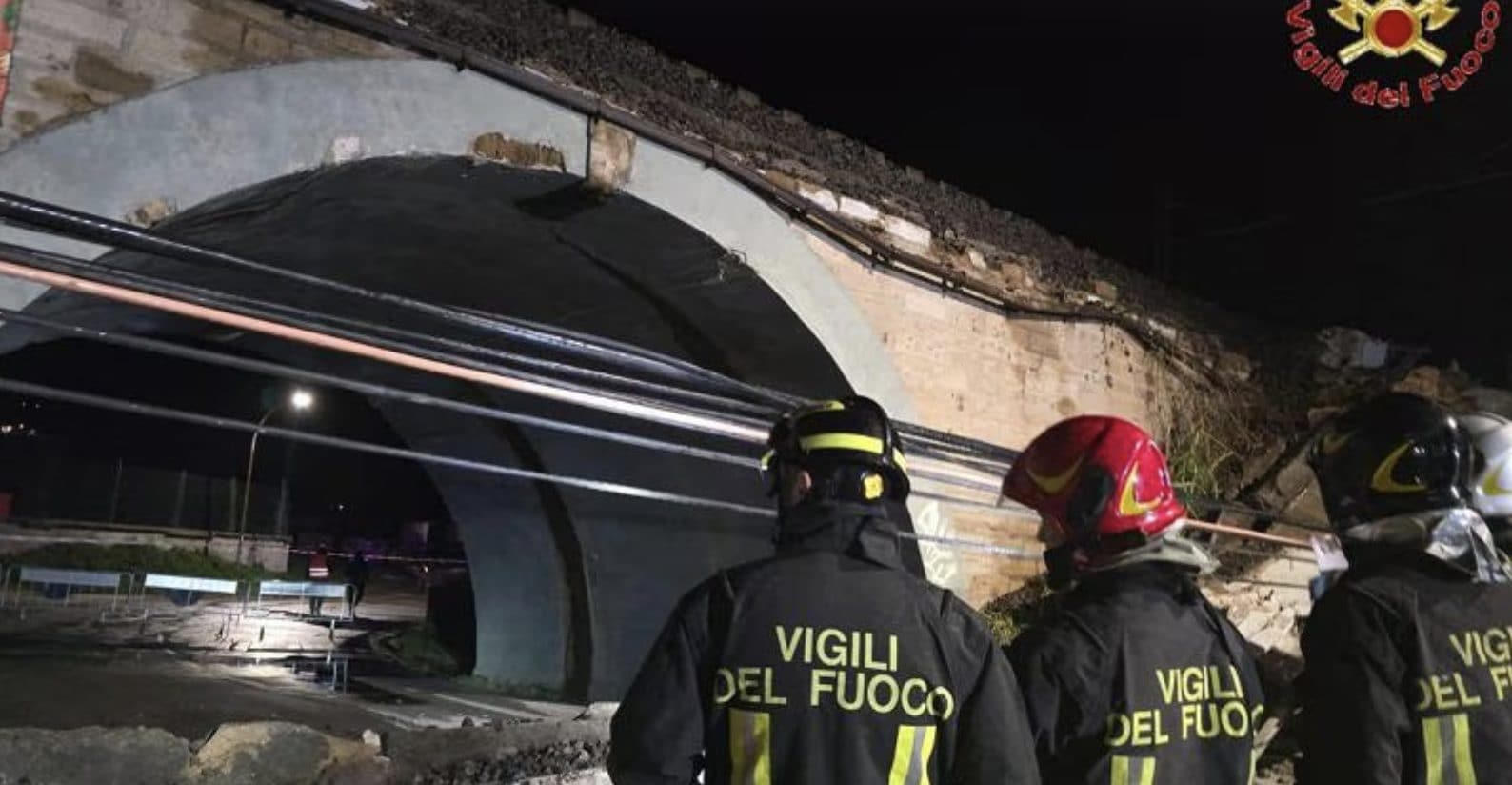 I vigili del fuoco sotto al crollo a Santa Marinella.
