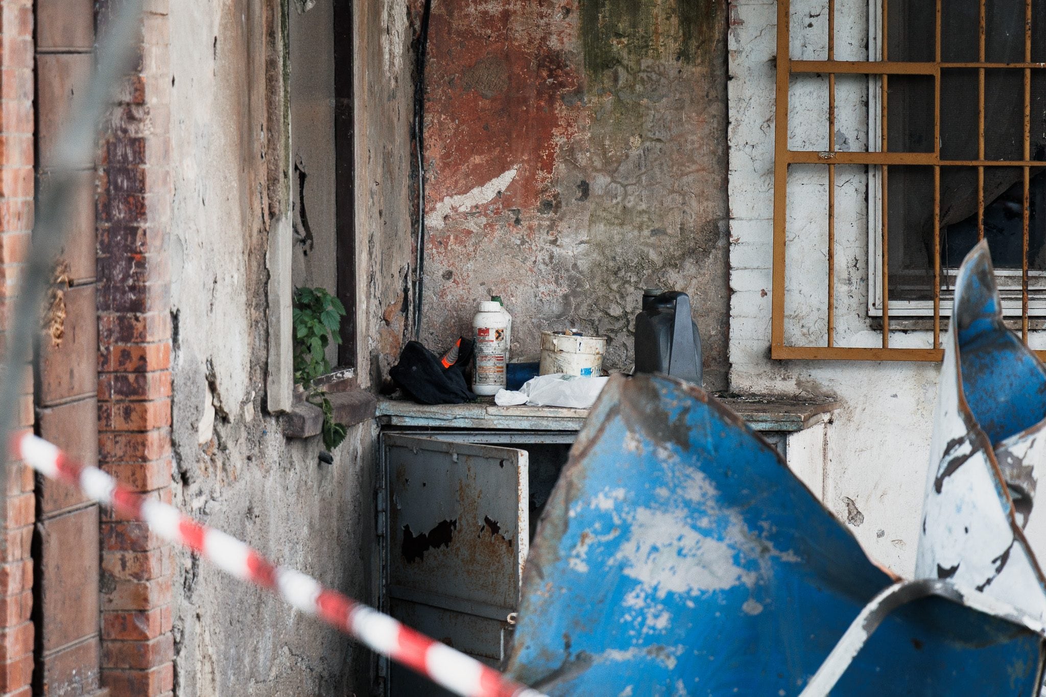 Taniche e barattoli nel luogo dell’esplosione