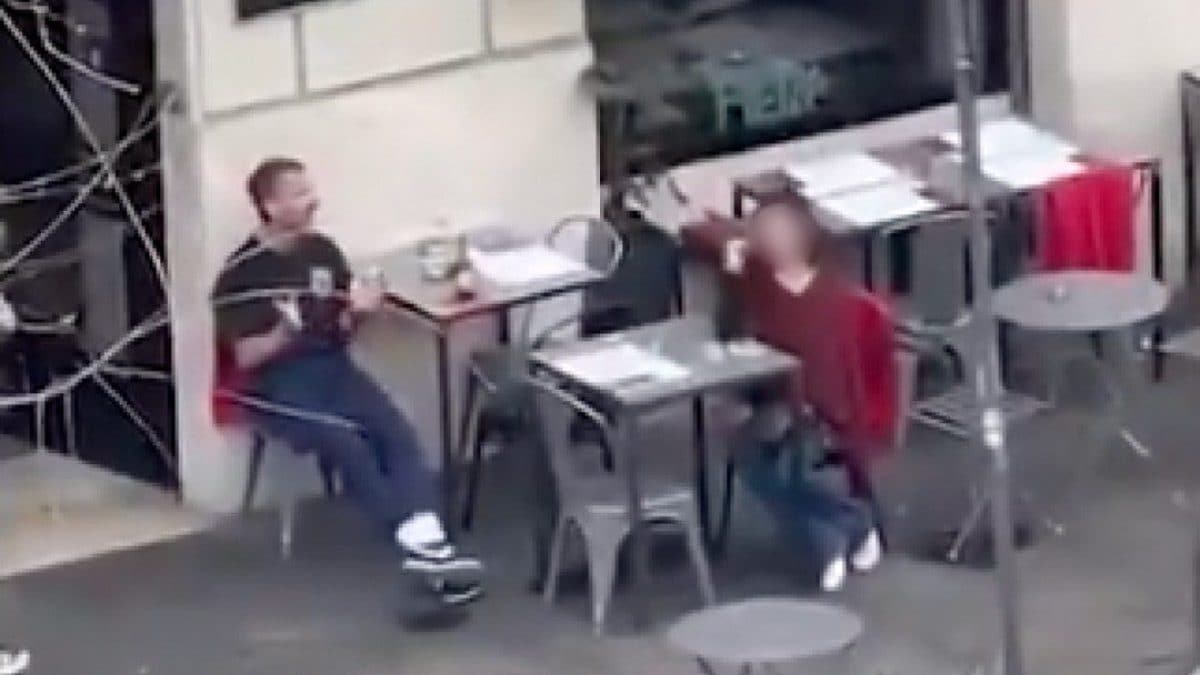 Shia LaBeouf (a sinistra) seduto ai tavolini di un locale a Roma che urla contro la vicina di tavolo, screen dal video condiviso su X da TMZ.