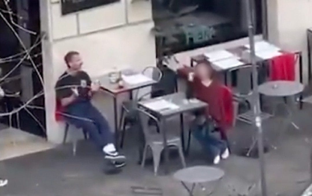 Tensione a Roma: Shia LaBeouf esplode in grida contro una donna in un bar affollato.