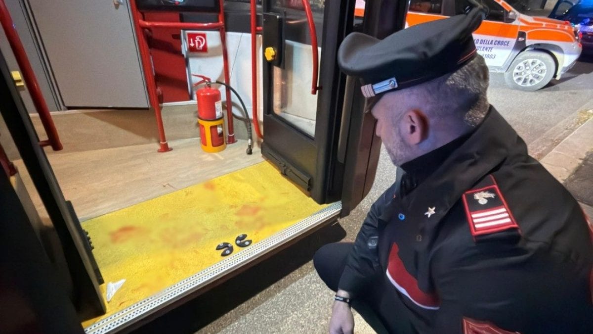 L’autobus dove è avvenuto l’accoltellamento.