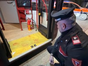 Accoltella un uomo sull’autobus a Roma e lo manda in ospedale: 39enne in codice rosso, è grave