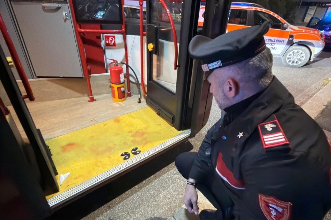 Paura sull'autobus a Roma: 39enne accoltellato e in gravi condizioni