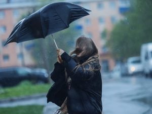 Allerta meteo a Roma e nel Lazio per domani 1° aprile: forte vento e pioggia nel pomeriggio
