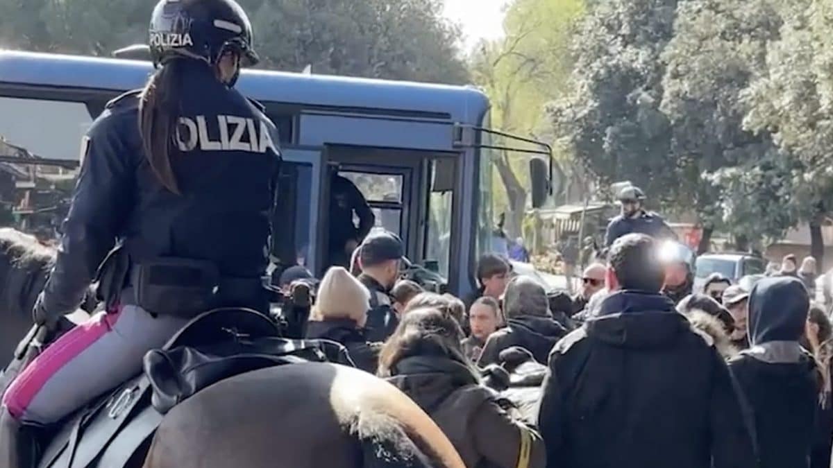 I partecipanti alla commemorazione di Sara Ardizzone e Sandro Mercogliano mentre vengono portati negli uffici della Questura