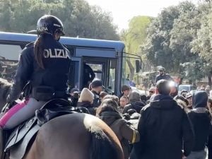 Identificati alla commemorazione degli anarchici morti a Roma: “Fermo usato a sproposito”