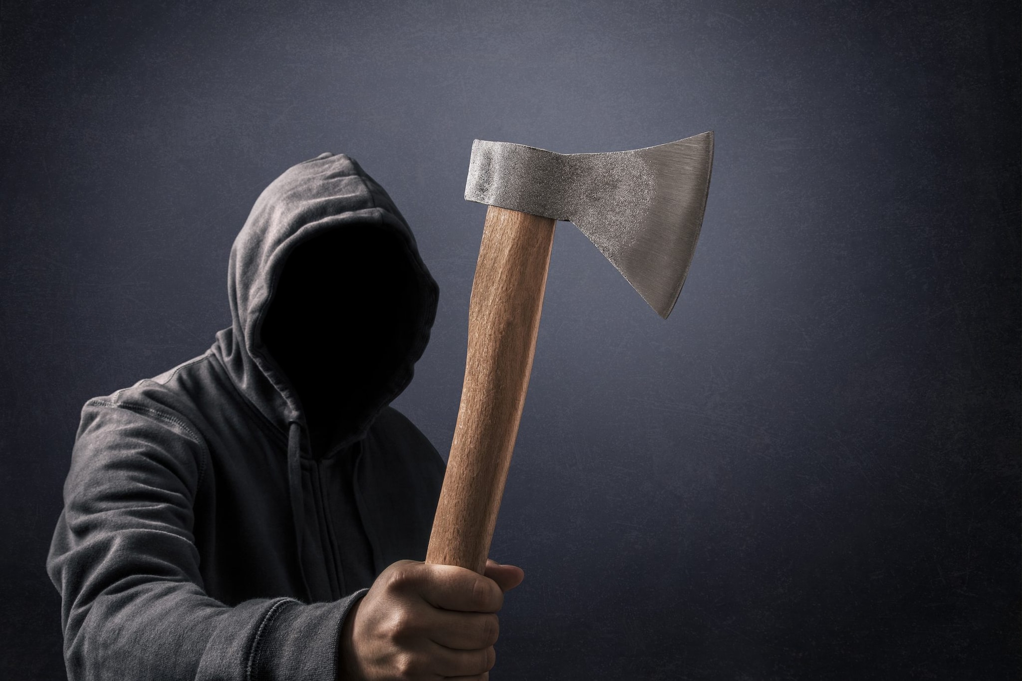 A Roma, dramma con accetta: donna in ostaggio salvata da un cameriere improvviso