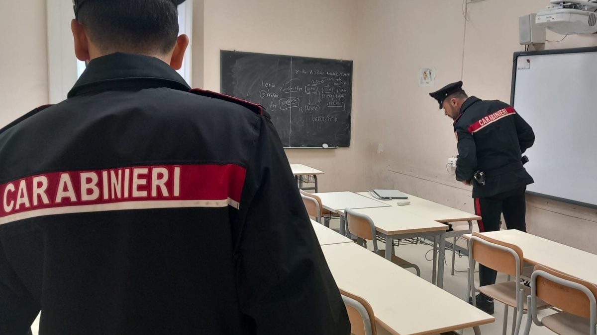 I carabinieri nella succursale del liceo Righi di via Boncompagni dopo l’atto vandalico