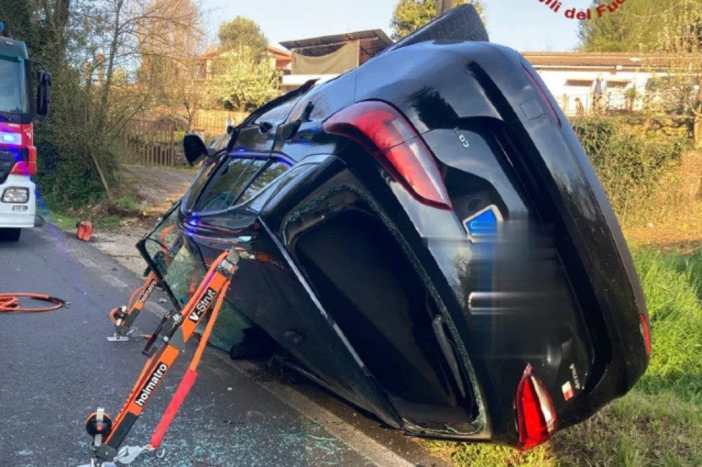 L’auto ribaltata