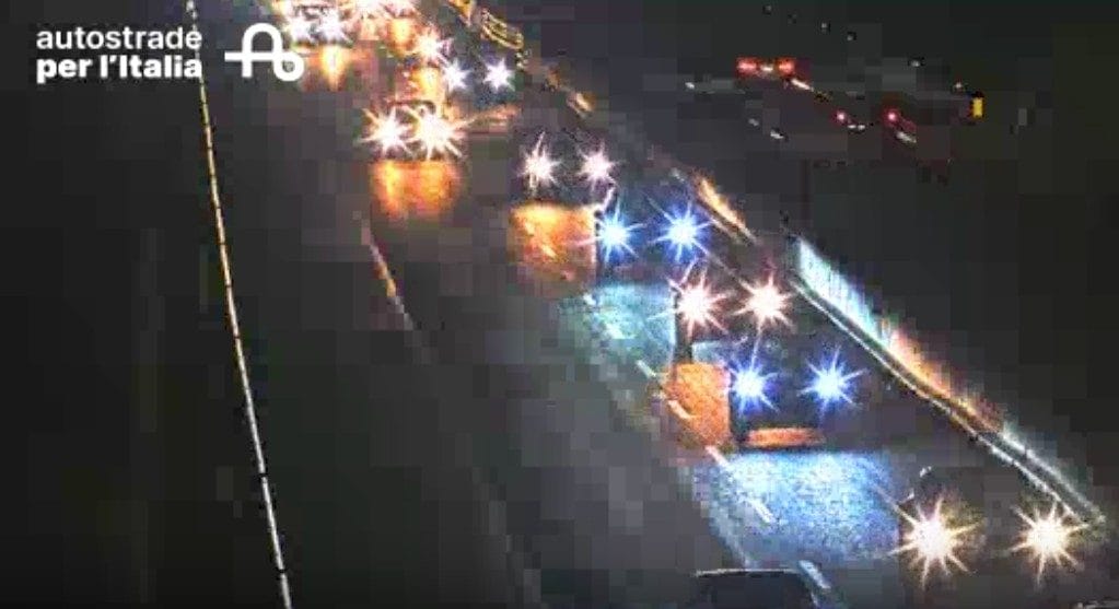 Caos sull’A1 verso Roma: mezzo in fiamme, dieci chilometri di coda in emergenza