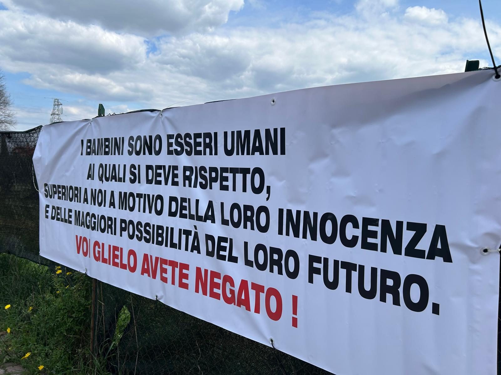 Lo striscione alla Bufalotta.