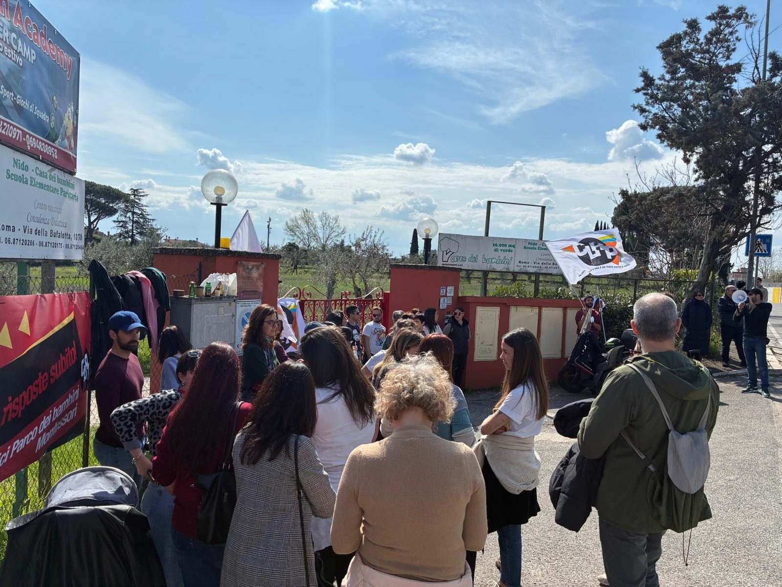 Caos a Bufalotta Roma: asilo chiuso di colpo, genitori in rivolta per la verità