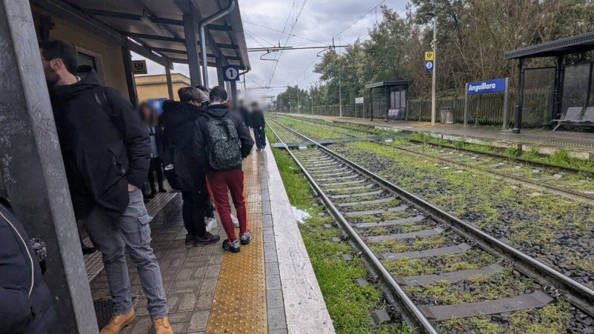 Banchina piena ad Anguilla per il treno in ritardo.