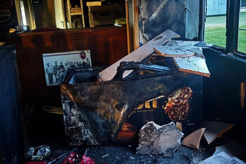 Incendio doloso sconvolge Fiumicino: benzina e sospettato ripreso dalle telecamere