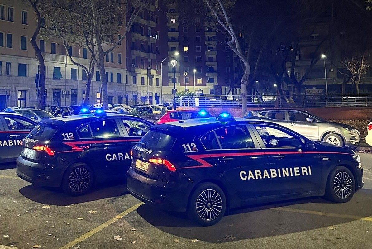 Roma, aggressione brutale: morde dito a passante che difende la moglie in strada.
