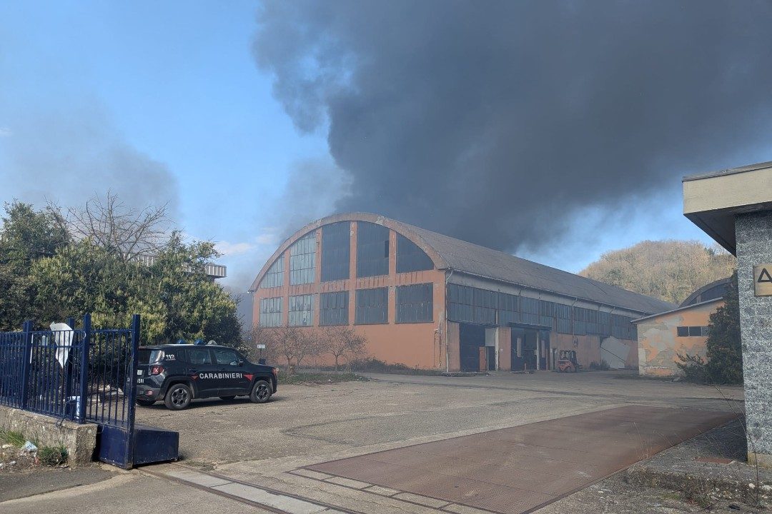 Panico a Roma: fabbrica in fiamme, allarme diossina nell'aria già record