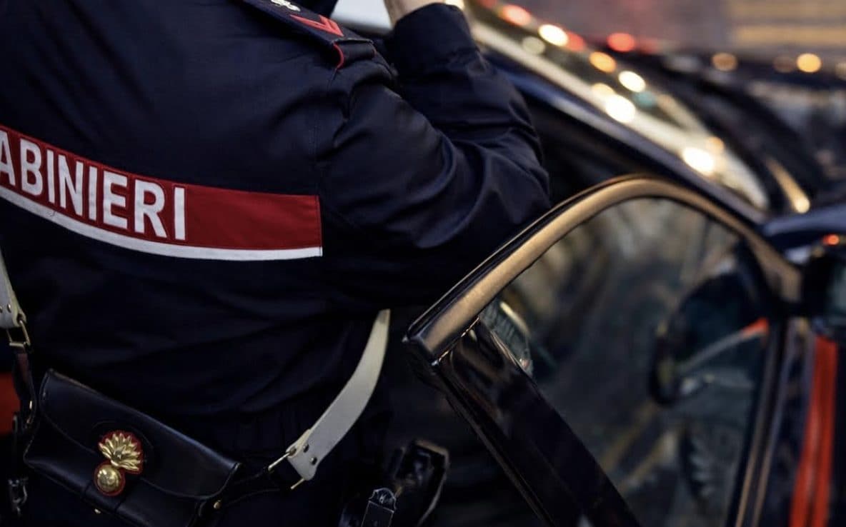 Tensione a Roma: 14enne accoltella coetaneo e si vanta online con sfida rabbiosa