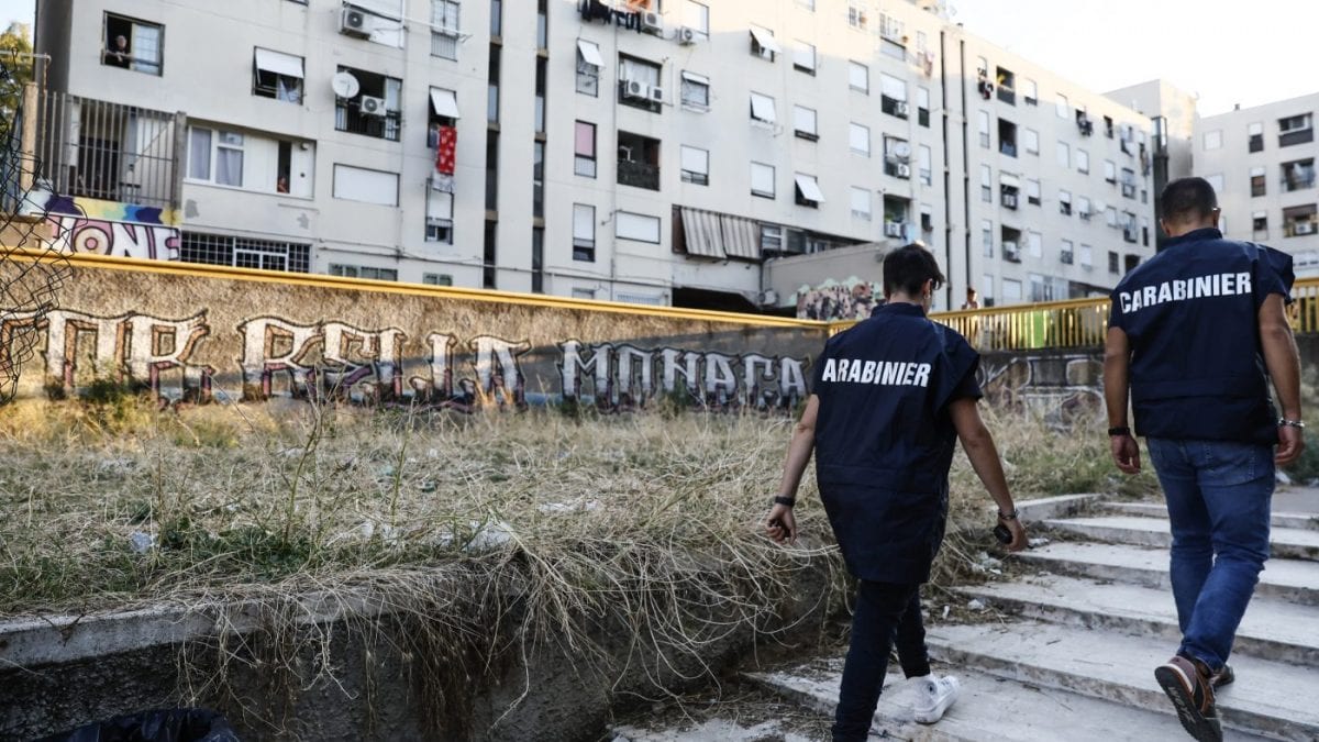 I carabinieri a Tor Bella Monaca (Immagine di repertorio La Presse)