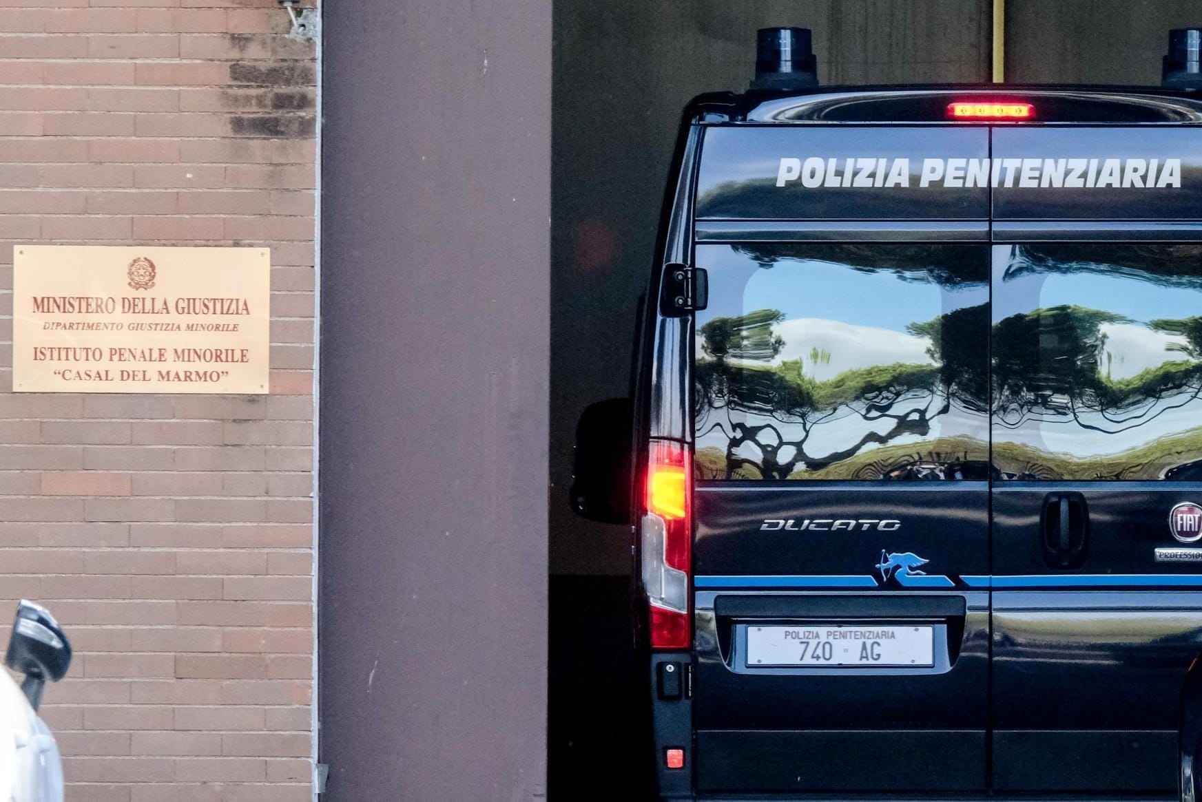 Torture scioccanti a Casal del Marmo: agenti accusati di abusi su minori romani.