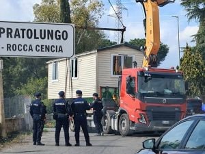 Casa prefabbricata al posto delle ville abusive: fermato il clan che minacciò la famiglia di Gualtieri