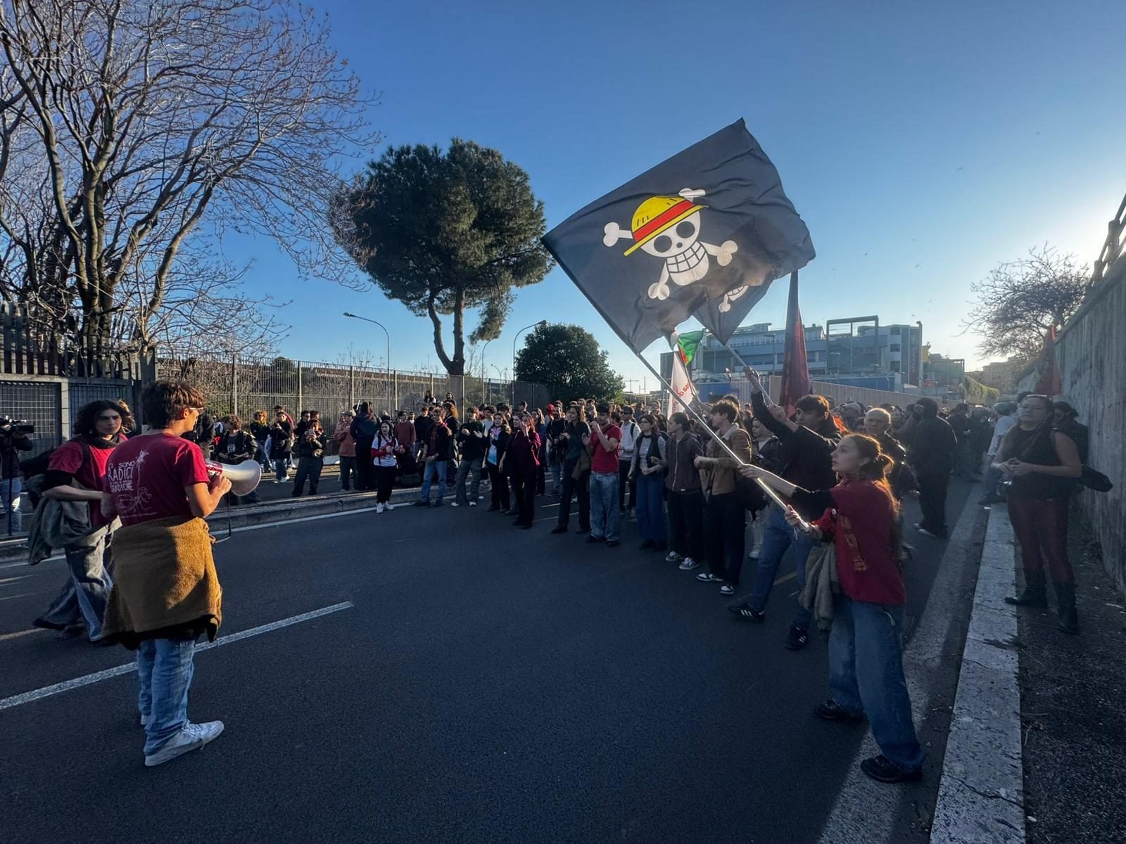 La bandiera ’Jolly Roger’ ispirata dal manga One Piece sventolata dai manifestanti in corteo (foto di Simona Berterame – Fanpage.it)