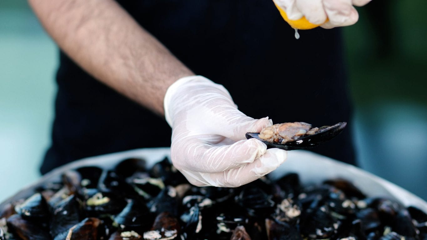Allarme epatite A a Roma: frutti di mare contaminati, vaccini urgenti nei quartieri costieri