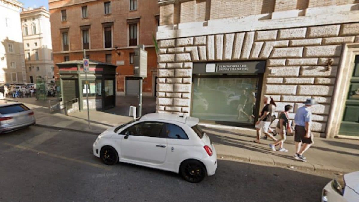 La sede della banca Credem in piazza delle Cinque Lune (Foto da Google Maps)