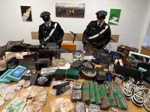 Sospettata di furto: 24enne trovata in casa a Roma con droga, armi e migliaia di euro in contanti