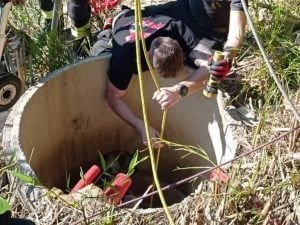 Cade in un pozzo non segnalato nel parco della Pace a Roma: donna precipita per 15 metri