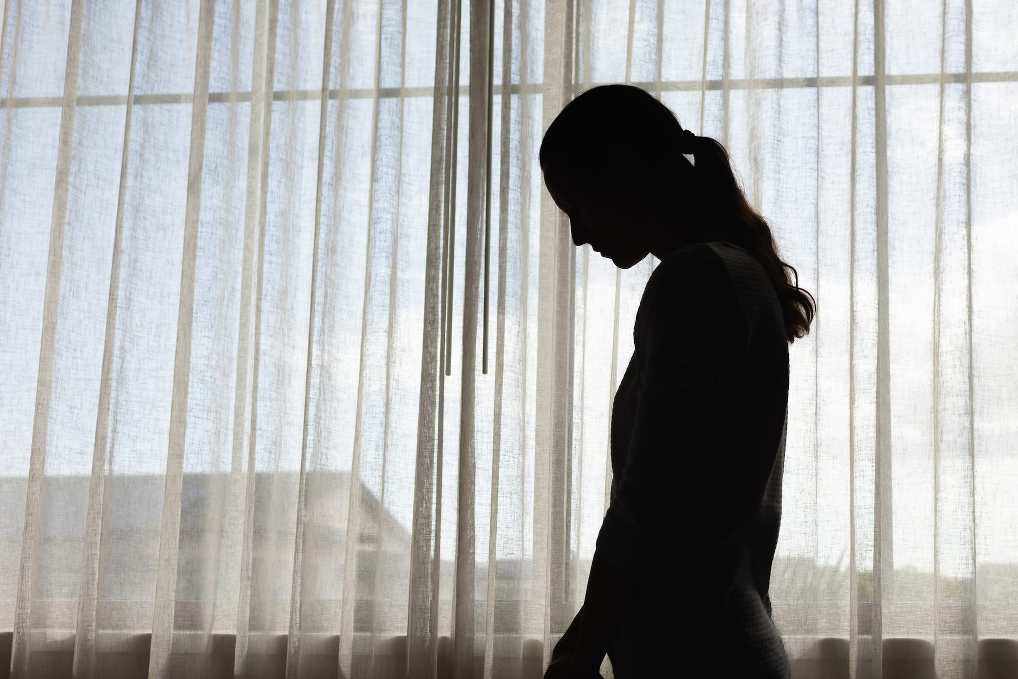 Orrore a Roma: donna segregata e minacciata con machete scatta l’allarme e si salva