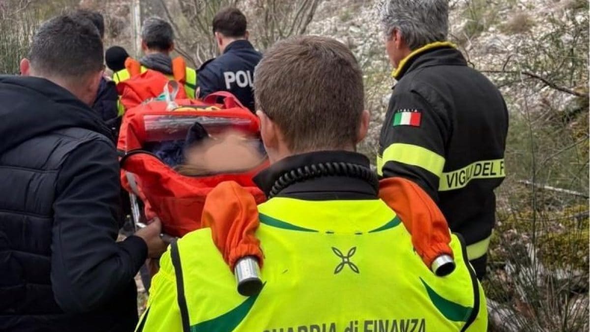 Le forze dell’ordine prestano soccorso all’anziana (foto da guardia di finanza)