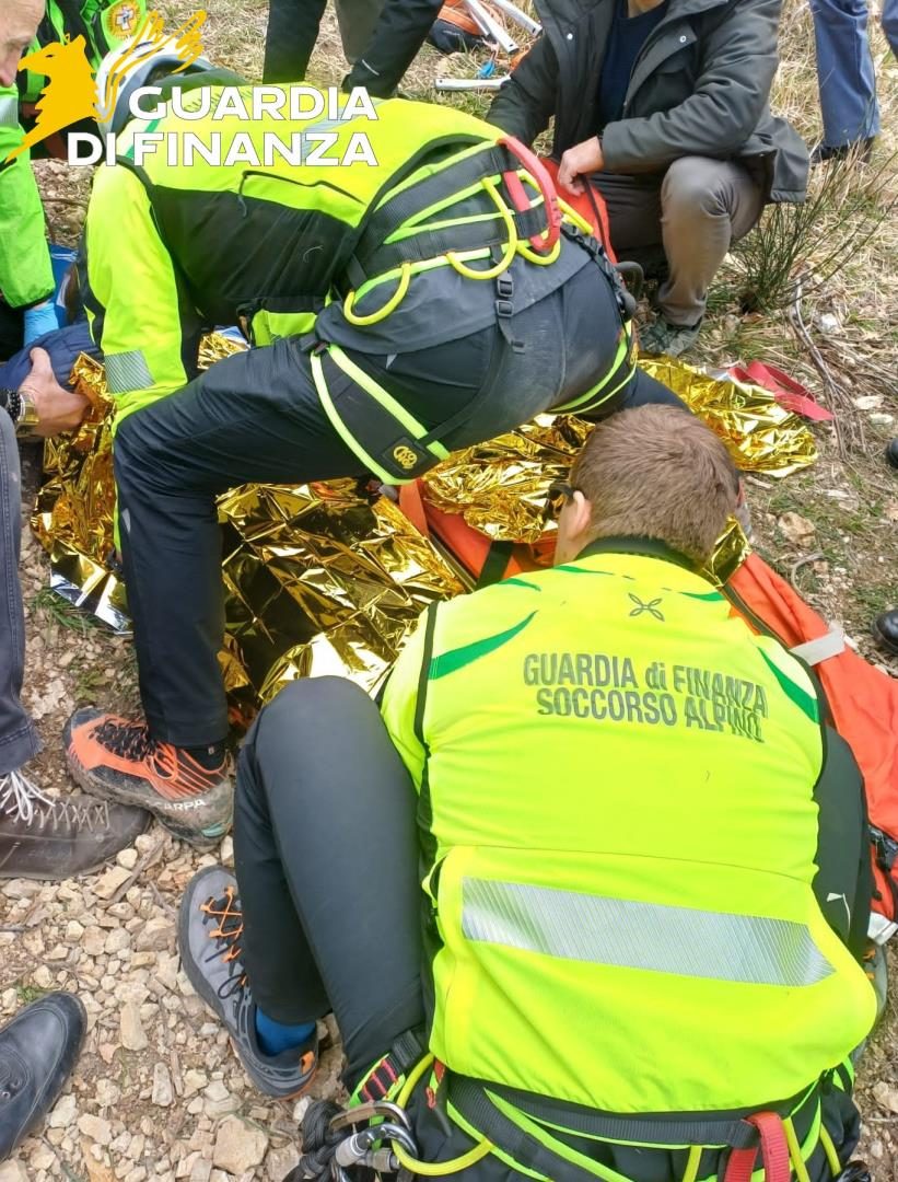 I soccorritori con la donna ritrovata (foto da guardia di finanza)