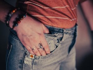 Prende a pugni in testa la compagna, poi aggredisce il figlio minorenne: arrestato nel Reatino