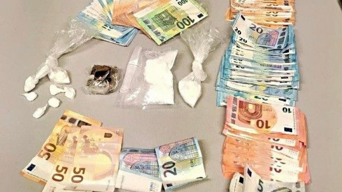 Il denaro e la droga sequestrati dalla Polizia di Stato