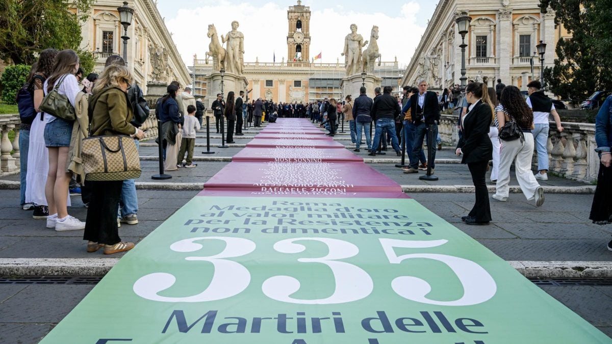 Lo striscione con i nomi dei martiri delle Fosse Ardeatine (Lapresse)