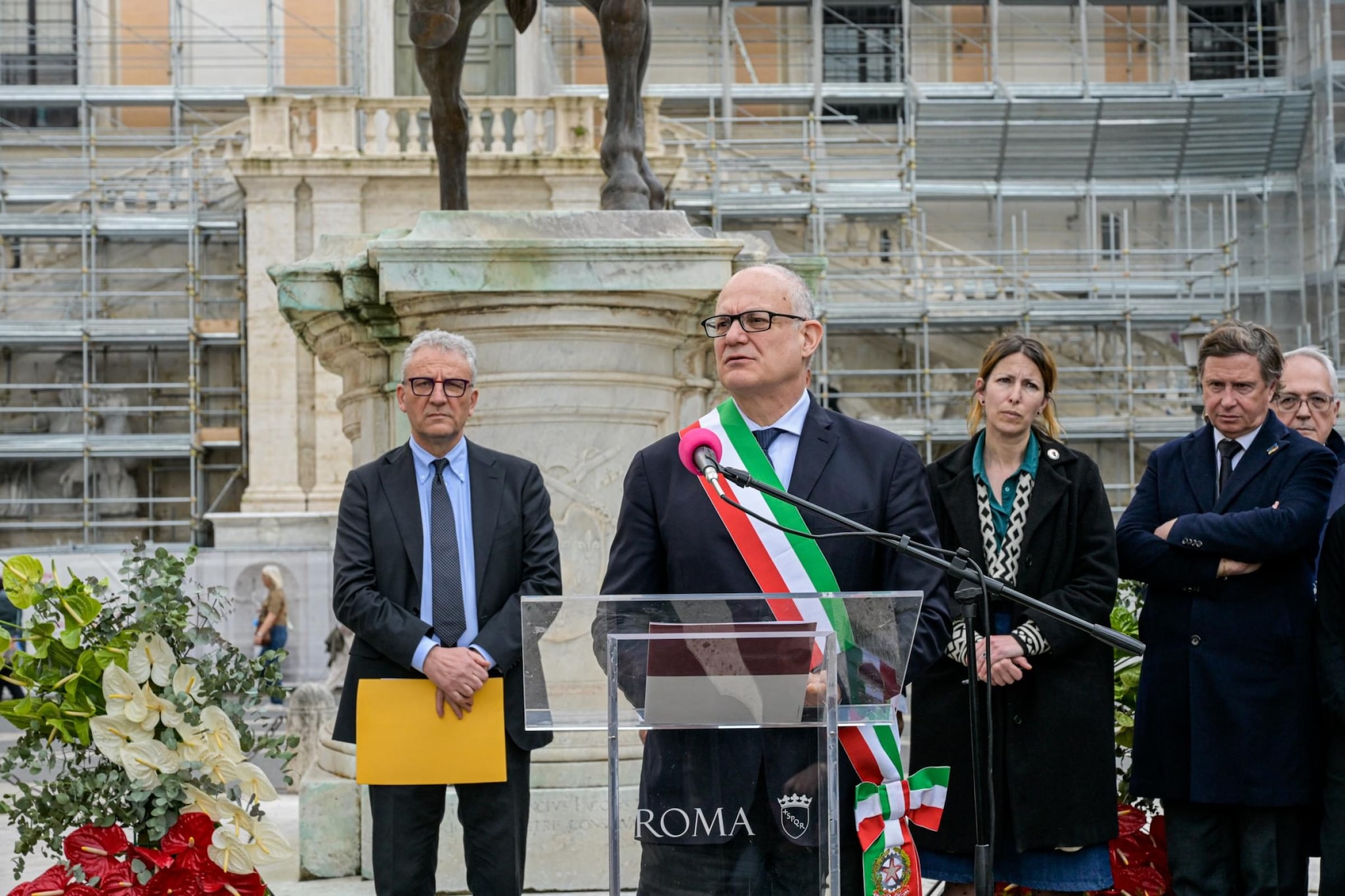 Il sindaco di Roma, Roberto Gualtieri. Dietro di lui l’assessore alla Cultura, Massimiliano Smeriglio (Lapresse)