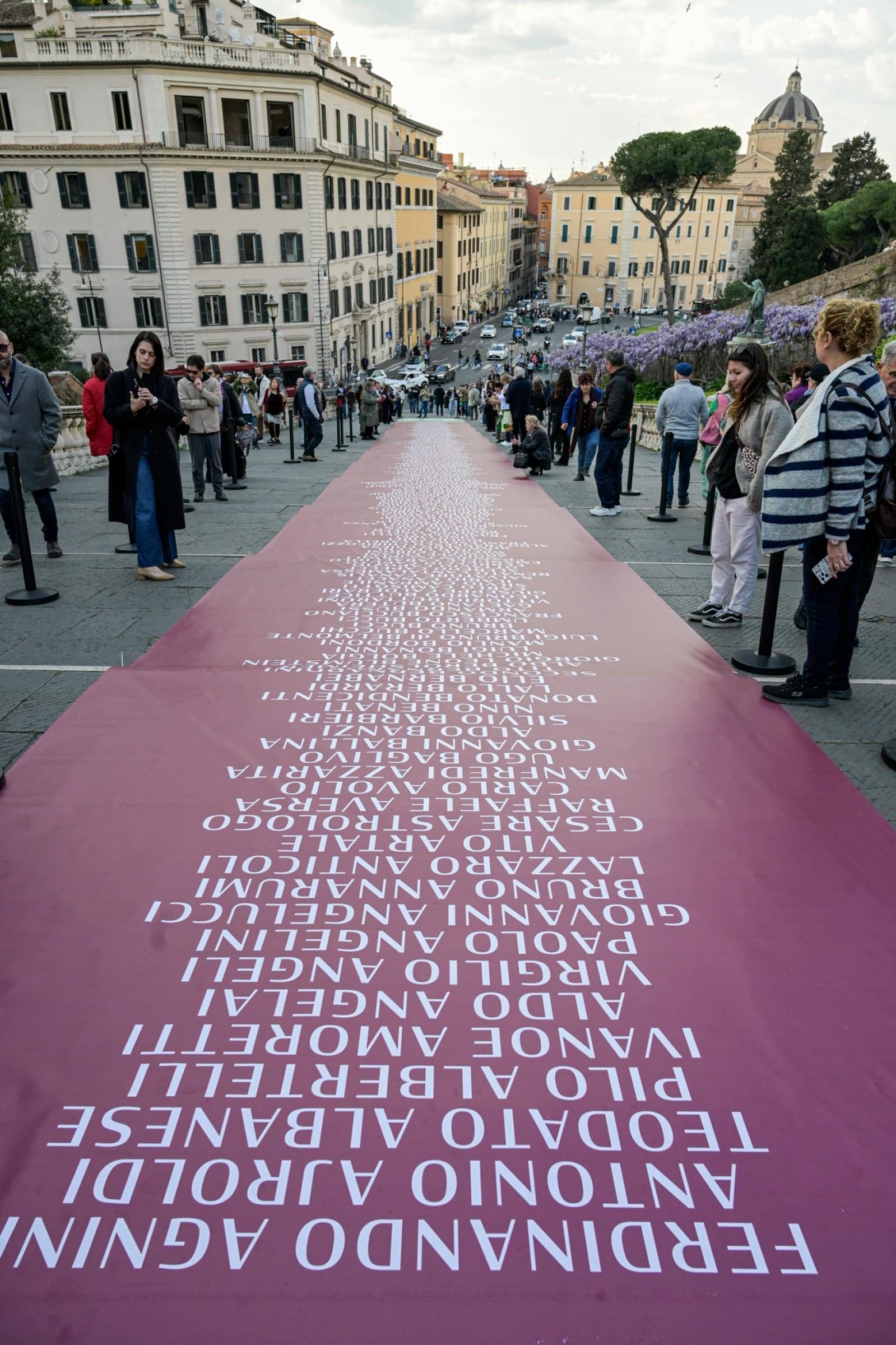 Lo striscione con i nomi dei martiri delle Fosse Ardeatine (Lapresse)