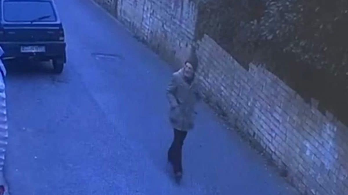 Le immagini che immortalano Enzo Peperoni al cimitero