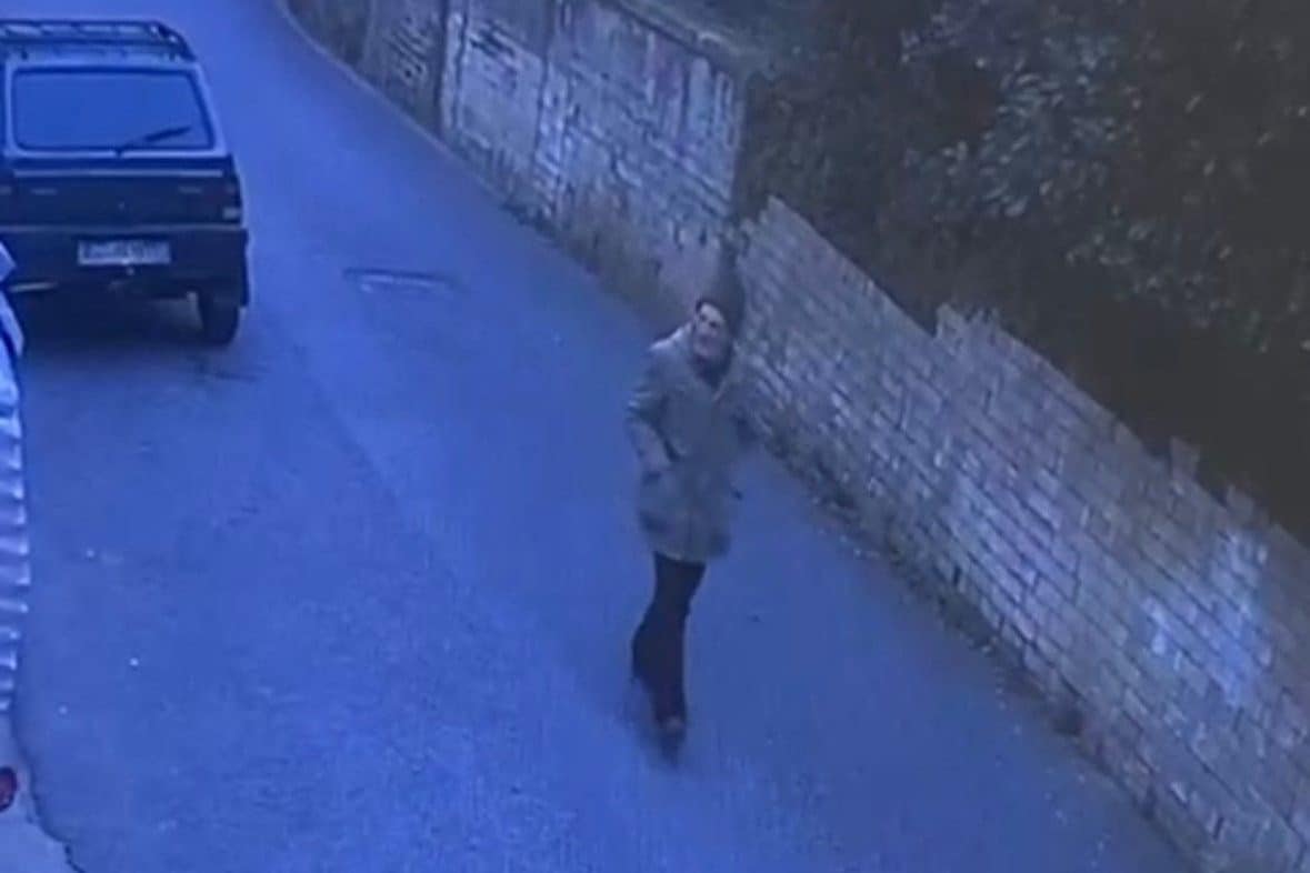 Enzo Peperoni vicino al cimitero