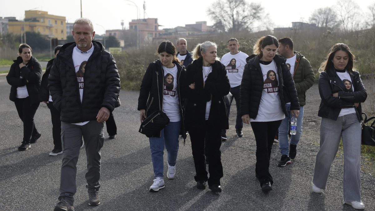 La famiglia di Ilaria Sula, con al centro la madre Gesime, all’ingresso dell’Aula Bunker in occasione dell’udienza (Lapresse)