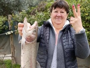 Fanica Lacusta scivola in un laghetto mentre pesca e muore, il figlio ha provato a salvarla