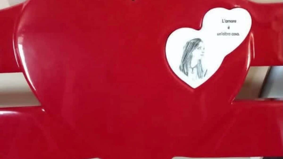 La panchina rossa dedicata Federica Mangiapelo restaurata