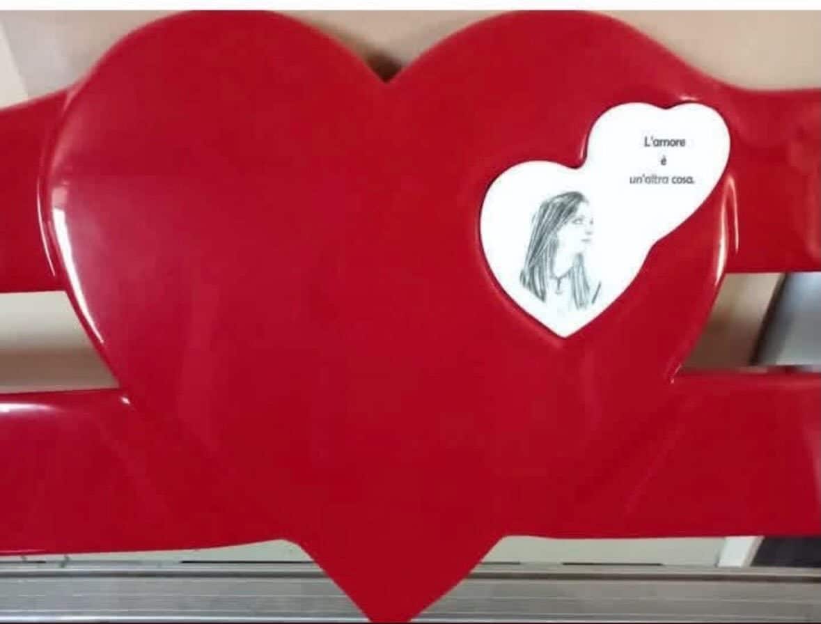 Tensione a Roma: la panchina rossa di Federica, vandalizzata, torna domani nel suo giardino dedicato