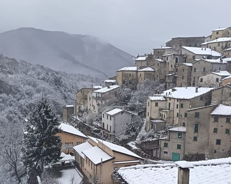 Neve improvvisa sui Castelli Romani: lo shock primaverile sconvolge Roma